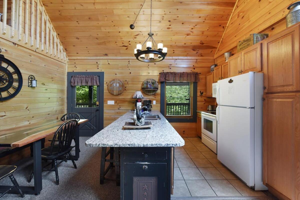 Ryes And Shine Bootlegger'S Cabin! Hot Tub* Pool* Arcade* Billiards *Ev * Pet Friendly Sevierville Dış mekan fotoğraf